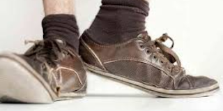 torn shoe dream meaning, dream of torn shoe toe, wearing ripped shoes dream, Islamic dream interpretation shoes, dream symbolism shoe damage